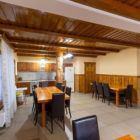 Villa Conacul De Sub Munte à Novaci-Străini Extérieur photo