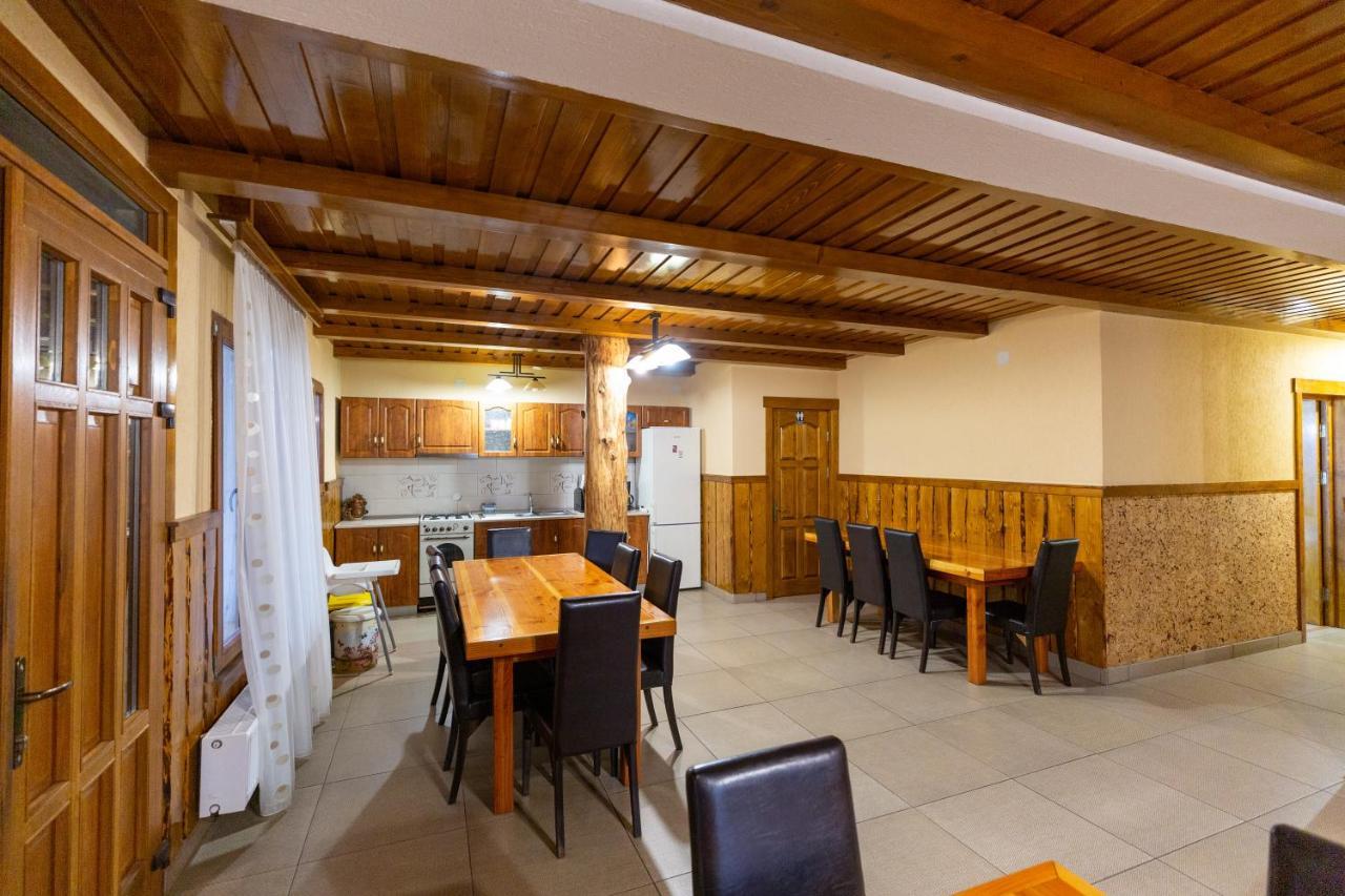 Villa Conacul De Sub Munte à Novaci-Străini Extérieur photo