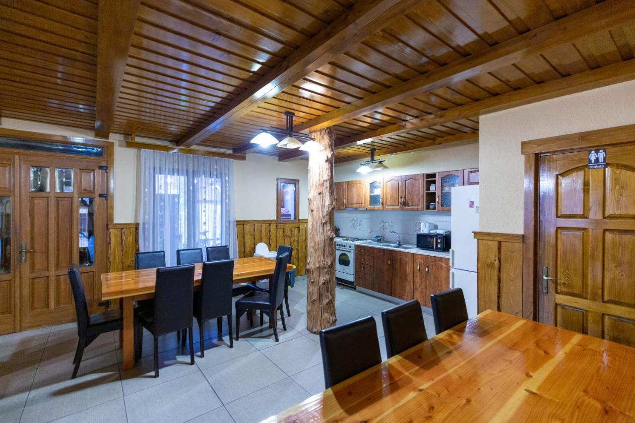Villa Conacul De Sub Munte à Novaci-Străini Extérieur photo