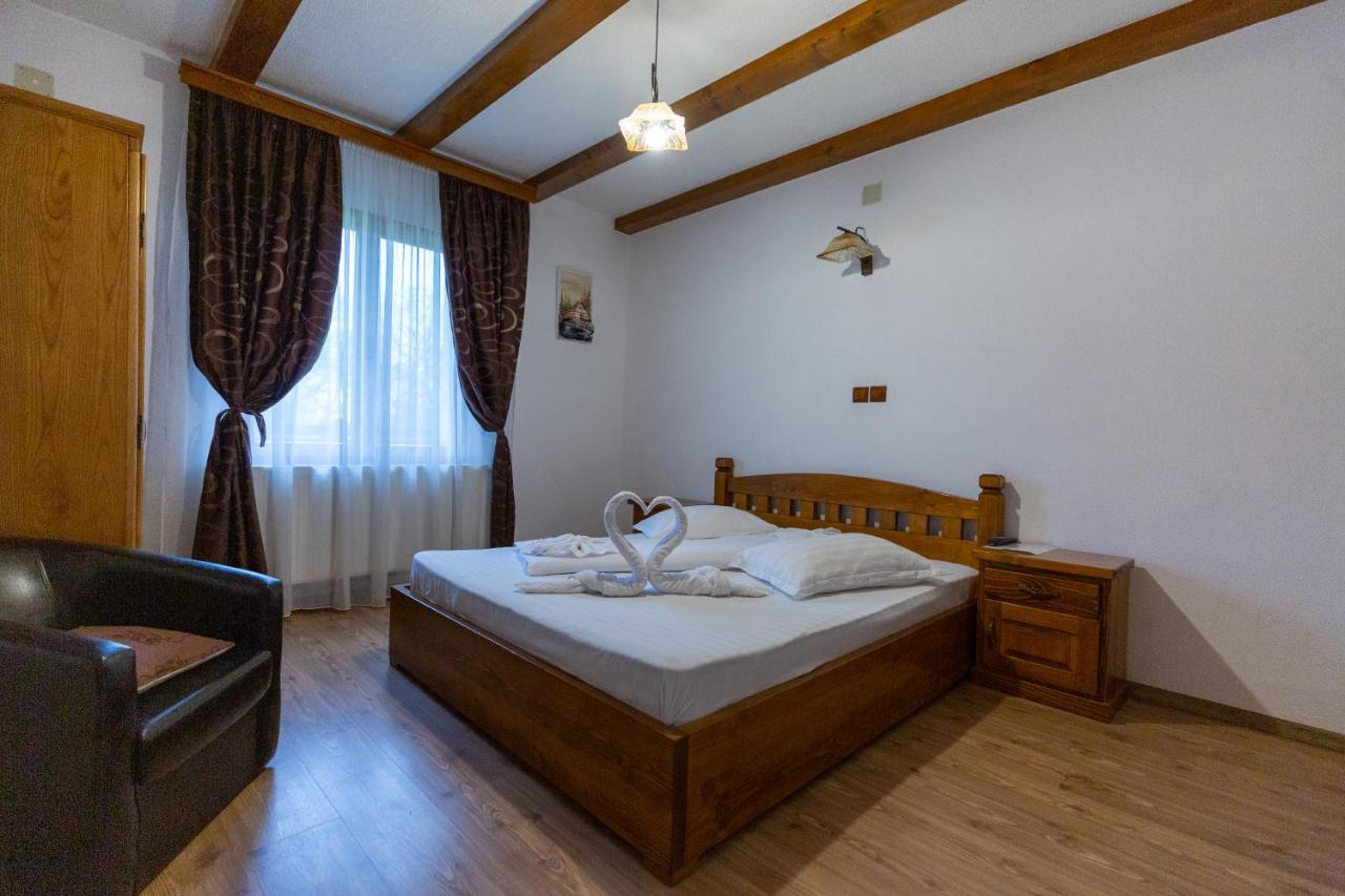 Villa Conacul De Sub Munte à Novaci-Străini Extérieur photo