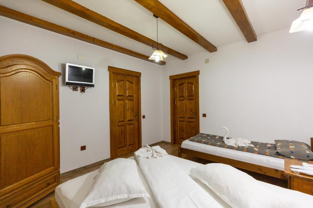 Villa Conacul De Sub Munte à Novaci-Străini Extérieur photo