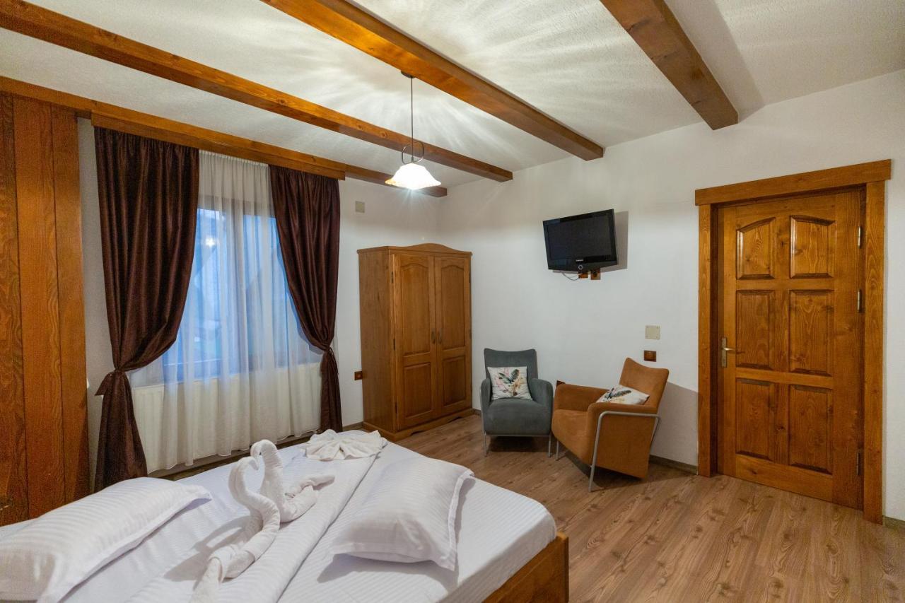 Villa Conacul De Sub Munte à Novaci-Străini Extérieur photo