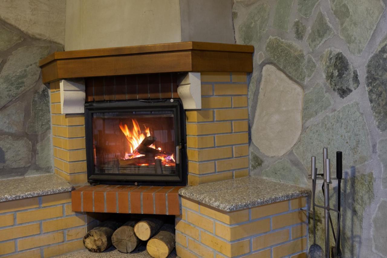 Villa Conacul De Sub Munte à Novaci-Străini Extérieur photo
