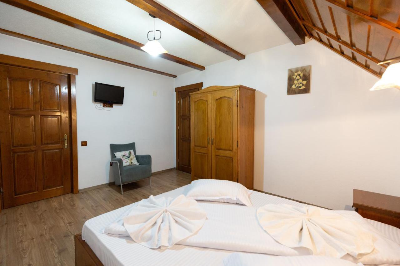 Villa Conacul De Sub Munte à Novaci-Străini Extérieur photo