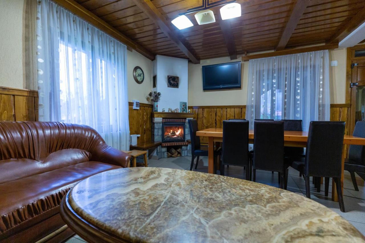 Villa Conacul De Sub Munte à Novaci-Străini Extérieur photo