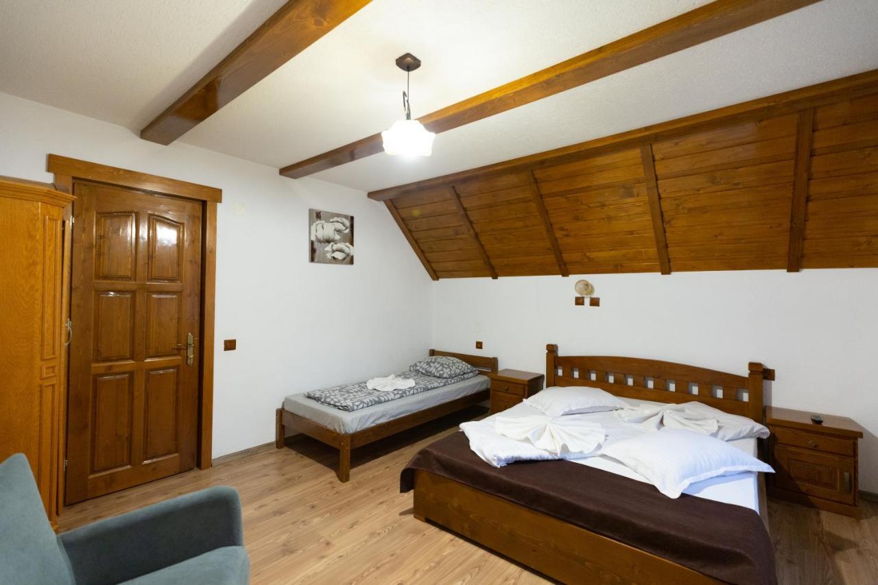 Villa Conacul De Sub Munte à Novaci-Străini Extérieur photo