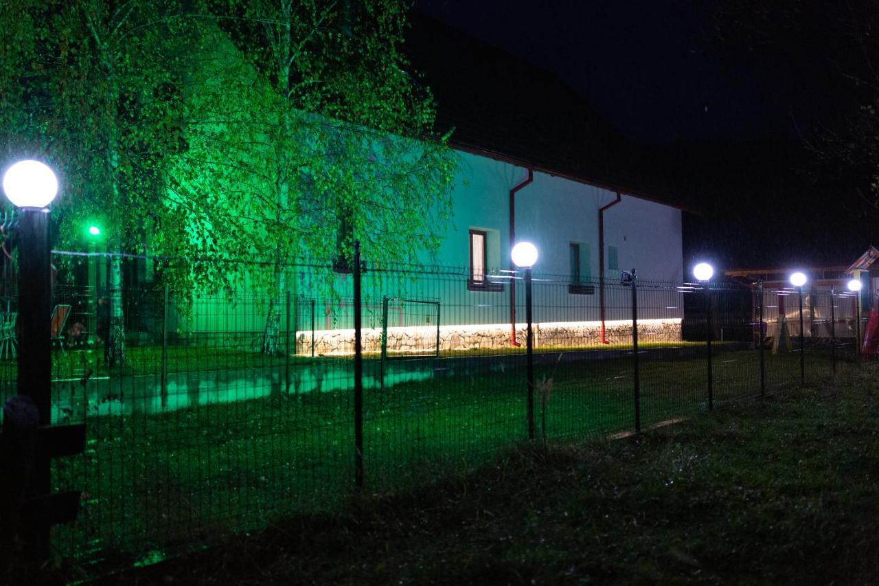 Villa Conacul De Sub Munte à Novaci-Străini Extérieur photo