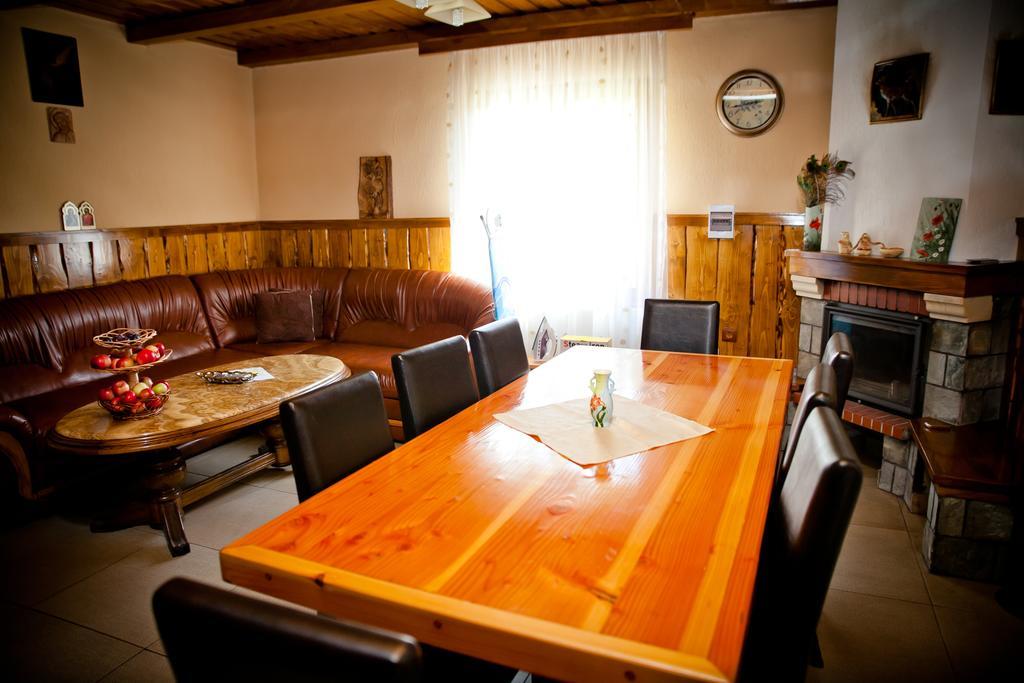Villa Conacul De Sub Munte à Novaci-Străini Extérieur photo