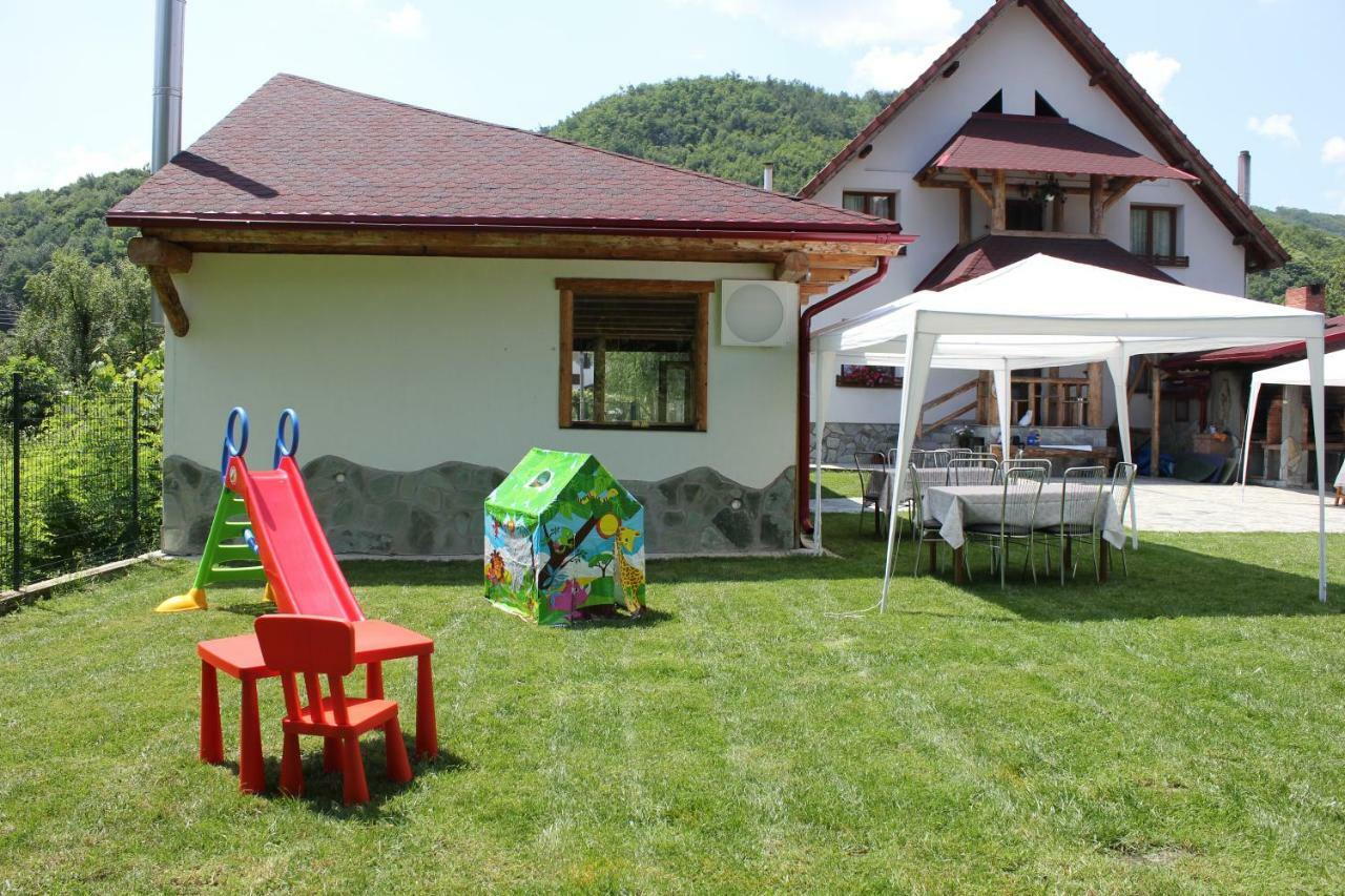 Villa Conacul De Sub Munte à Novaci-Străini Extérieur photo